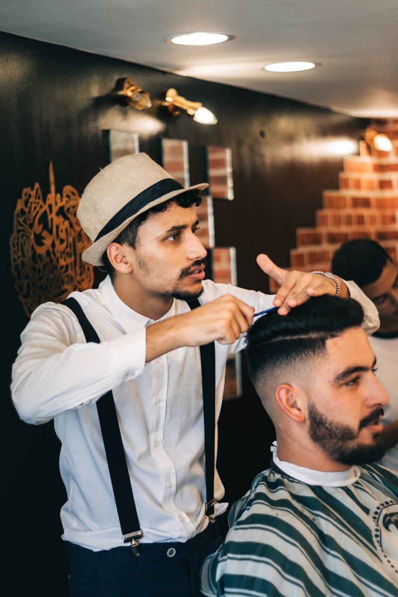 Barbier coupant les cheveux d'un client